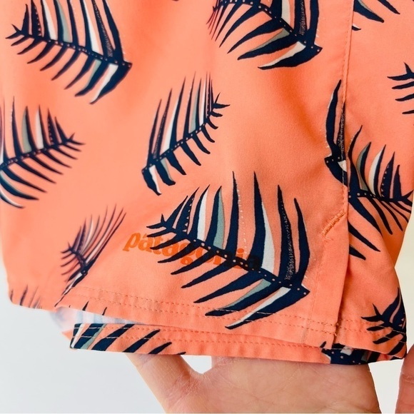 Patagonia Wavefarer boy shorts in coral palm leaves prints - Picture 6 of 8